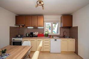 Fridge, microwave, oven, stovetop - Holiday Home Enard by Istrabook (Valtura)