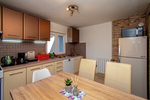 Een koelkast, een microgolfoven, een oven, een kookplaat