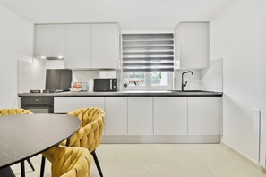 Kjøleskap, mikrobølgeovn, ovn og kokeplater