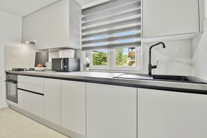 Kjøleskap, mikrobølgeovn, ovn og kokeplater