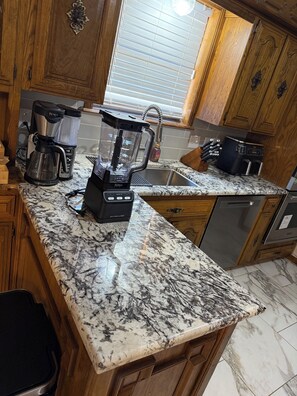 冰箱、微波炉、烤箱、炉灶