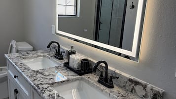 Douche, baignoire à jets, sèche-cheveux, serviettes fournies
