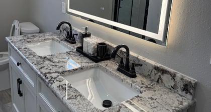 4-bedroom lodge in delightful Lubbock with AC, WiFi