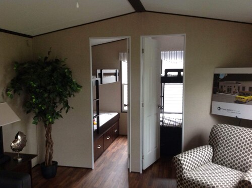 Charming and Cozy 3-bedroom cottage w/AC, WiFi in enchanting Niagara-on-the-Lake