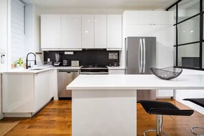 Een koelkast, een magnetron, een oven, een kookplaat