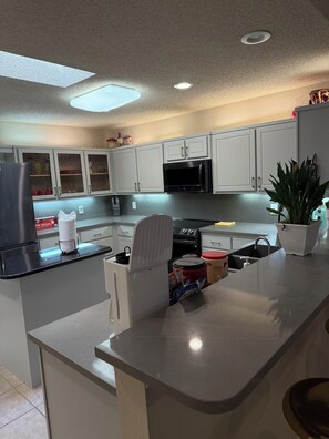 Fridge, microwave, oven, stovetop - Charming 3-bedroom 2 bathroom lodge with AC, WiFi in delightful Lubbock . (Lubbock)