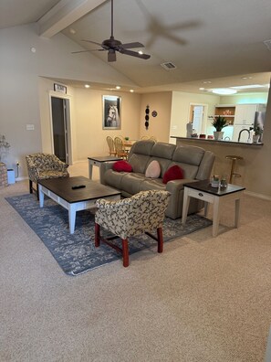 Smart TV, fireplace - Charming 3-bedroom 2 bathroom lodge with AC, WiFi in delightful Lubbock . (Lubbock)