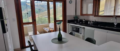 Frigorifero, microonde, forno, piano cottura