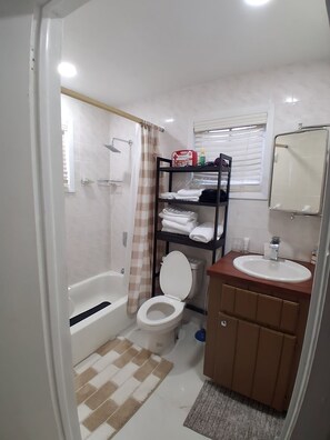 ヘアドライヤー、タオル、石鹸、シャンプー