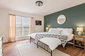 5 slaapkamers, een bureau, reisbedje, gratis wifi