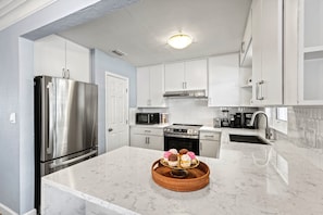Refrigerador, microondas, horno, placa de cocina