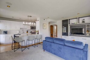 Smart TV, offices - Beachfront Condo - 2bd 2ba walk to village (La Jolla)