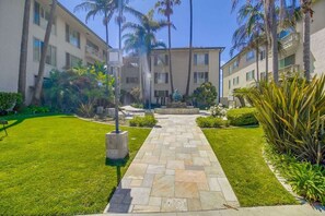 Property grounds - Beachfront Condo - 2bd 2ba walk to village (La Jolla)