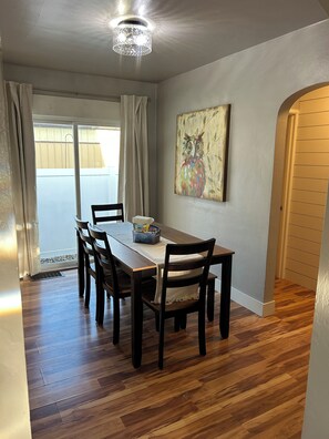 Dining - Quaint 3-bedroom house with AC, WiFi in delightful Lewiston (Lewiston)