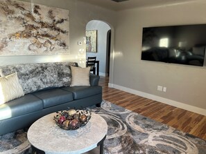 TV connectée, table de tennis de table, livres