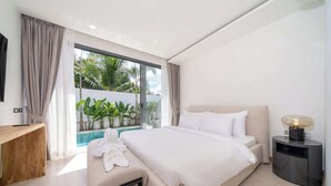 Ein modernes Schlafzimmer mit einem großen Bett, einem Nachttisch und Blick auf einen Swimmingpool.