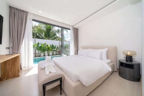 Une chambre moderne avec un grand lit, une table de chevet, une commode et une vue sur une piscine.