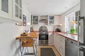 Fridge, oven, stovetop, dishwasher