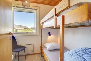 3 bedrooms, iron/ironing board, free WiFi - Cozy cottage close to the beach and attractions (Børkop)