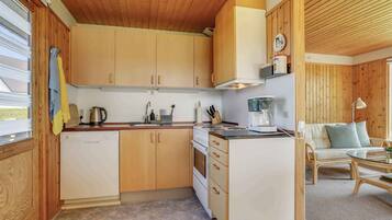 Frigorífico, horno, placa de cocina y lavavajillas