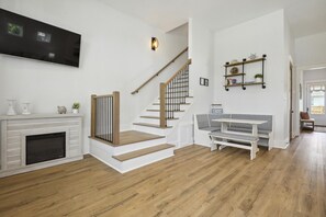 Smart TV, fireplace