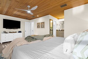 3 bedrooms, iron/ironing board, free WiFi, bed sheets - ⚓Dolphin Cabin! Screened Pool, Dock & More! ⚓ (Bradenton)