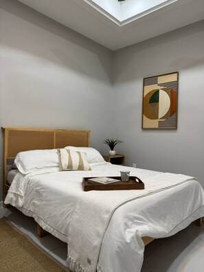 3 dormitorios, escritorio, tabla de planchar con plancha y cuna de viaje