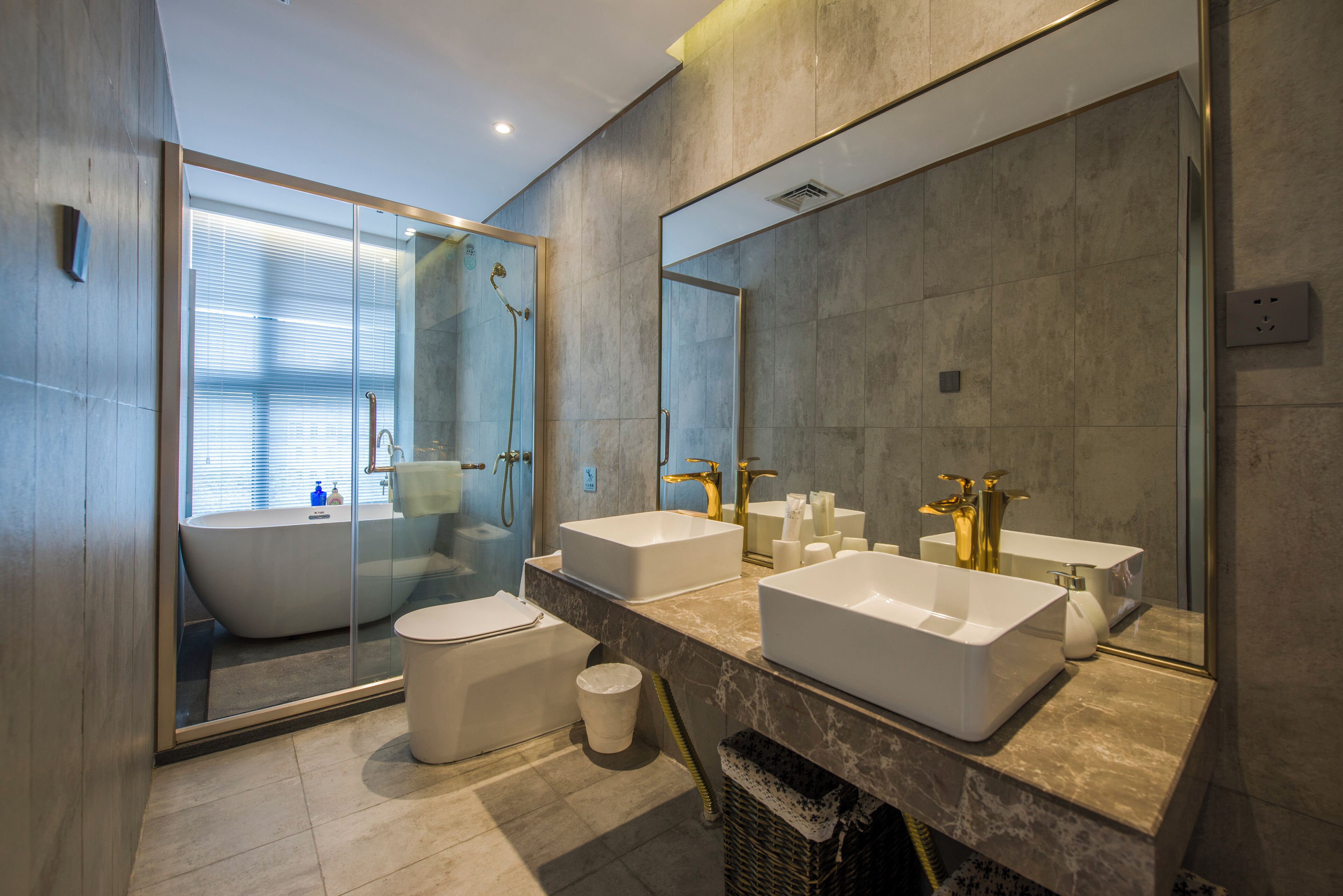 Business suite | Badkamer | Een haardroger, pantoffels, handdoeken, shampoo
