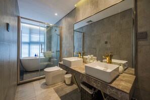 Business Suite | Bathroom | Hair dryer, slippers, towels, shampoo - Shenzhen SOART HOTEL (Nanyou Clothing City Sihai Subway Station Branch) (Shenzhen)