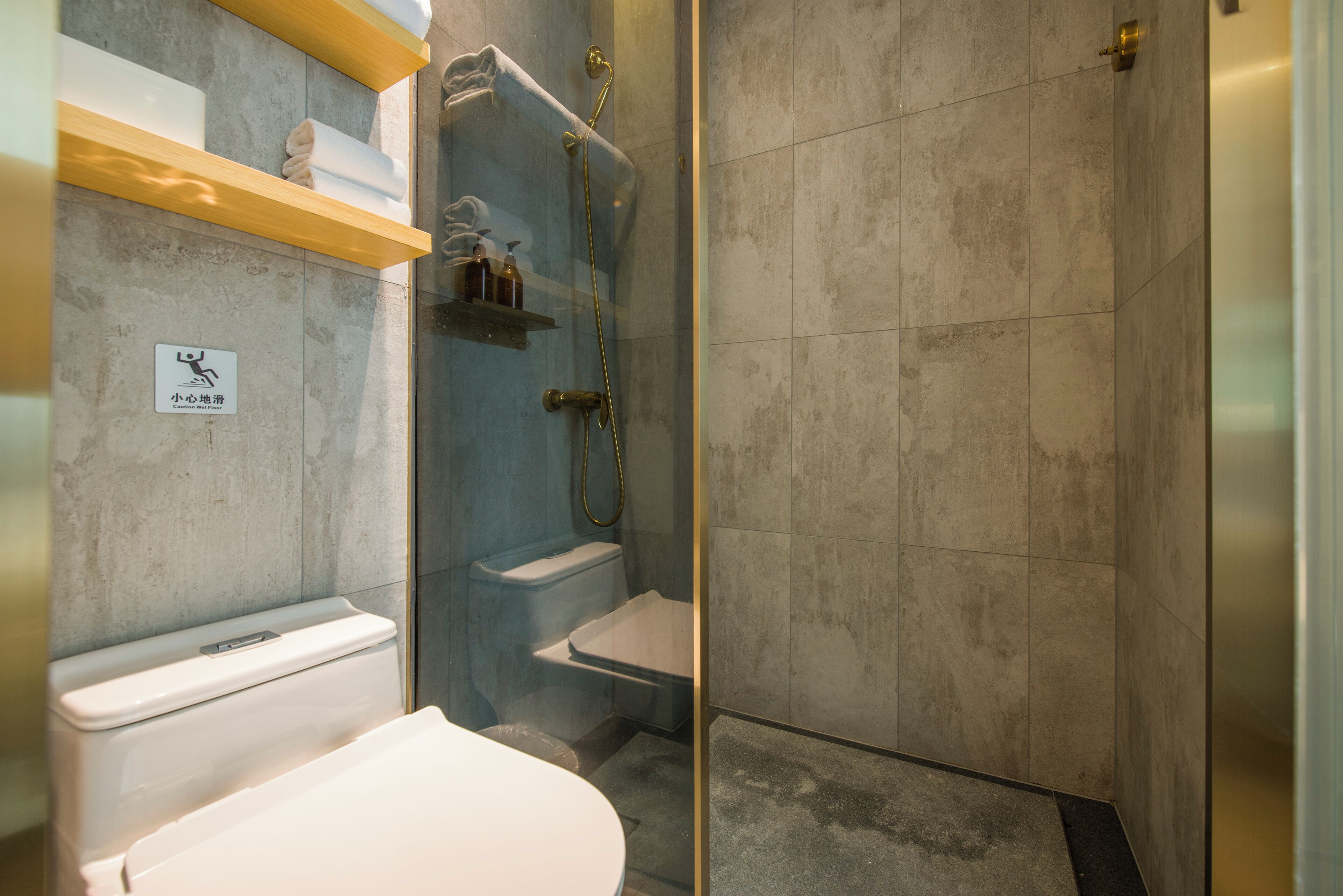 Une salle de bain comprenant des toilettes, un lavabo et un espace douche.