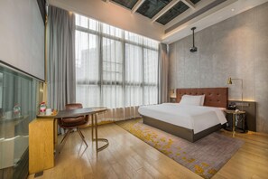 Suite – business | Sengetøy av topp kvalitet, safe på rommet og skrivebord for bærbar PC