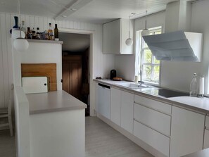 Frigorifero, forno, piano cottura, lavastoviglie