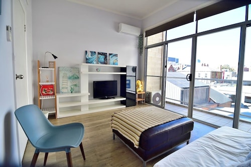 3BR Townhouse in Heart of Adelaide with Parking