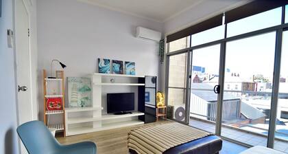 3BR Townhouse in Heart of Adelaide with Parking