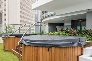 Outdoor spa tub - River View Central Brisbane 1Bedroom Apartment (Brisbane City)