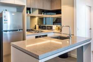 Kühlschrank, Mikrowelle, Ofen, Herdplatte