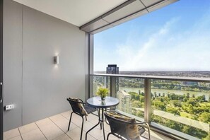 Outdoor dining - River View Central Brisbane 1Bedroom Apartment (Brisbane City)