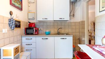 Køleskab, mikrobølgeovn, ovn, kogeplade