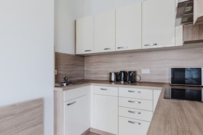 Kjøleskap, mikrobølgeovn, ovn og oppvaskmaskin