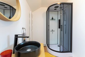 Een douche, een haardroger, handdoeken