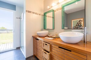 Dusche, Haartrockner, Handtücher