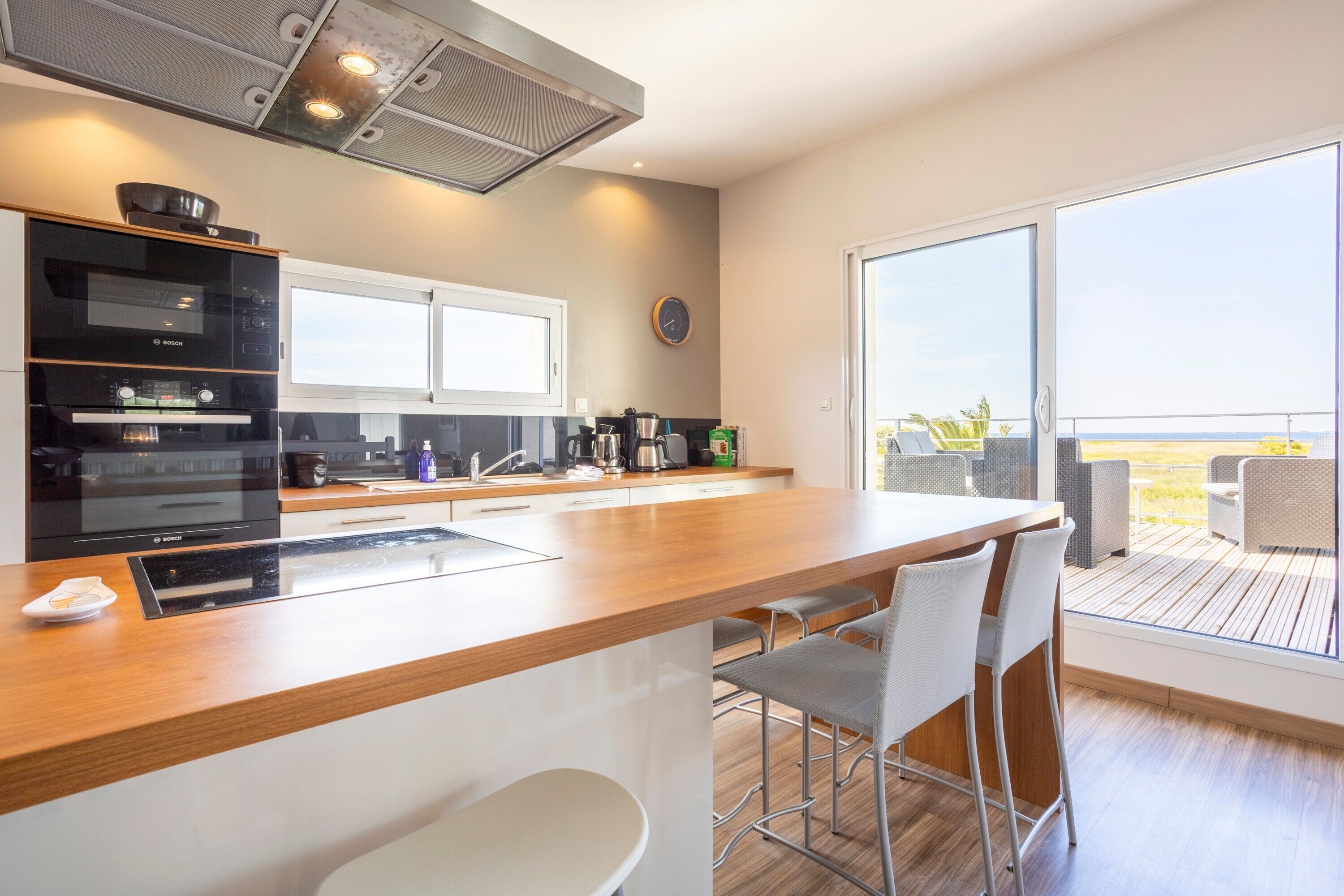 Jääkaappi, mikroaaltouuni, uuni, liesi