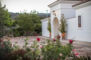 Property grounds - Villa 'El Arroyo Ronda' with Mountain View, Wi-Fi and Air Conditioning (Ronda)