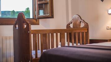 6 bedrooms, iron/ironing board, free WiFi, bed sheets