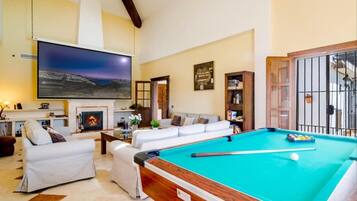 Televisie en een open haard