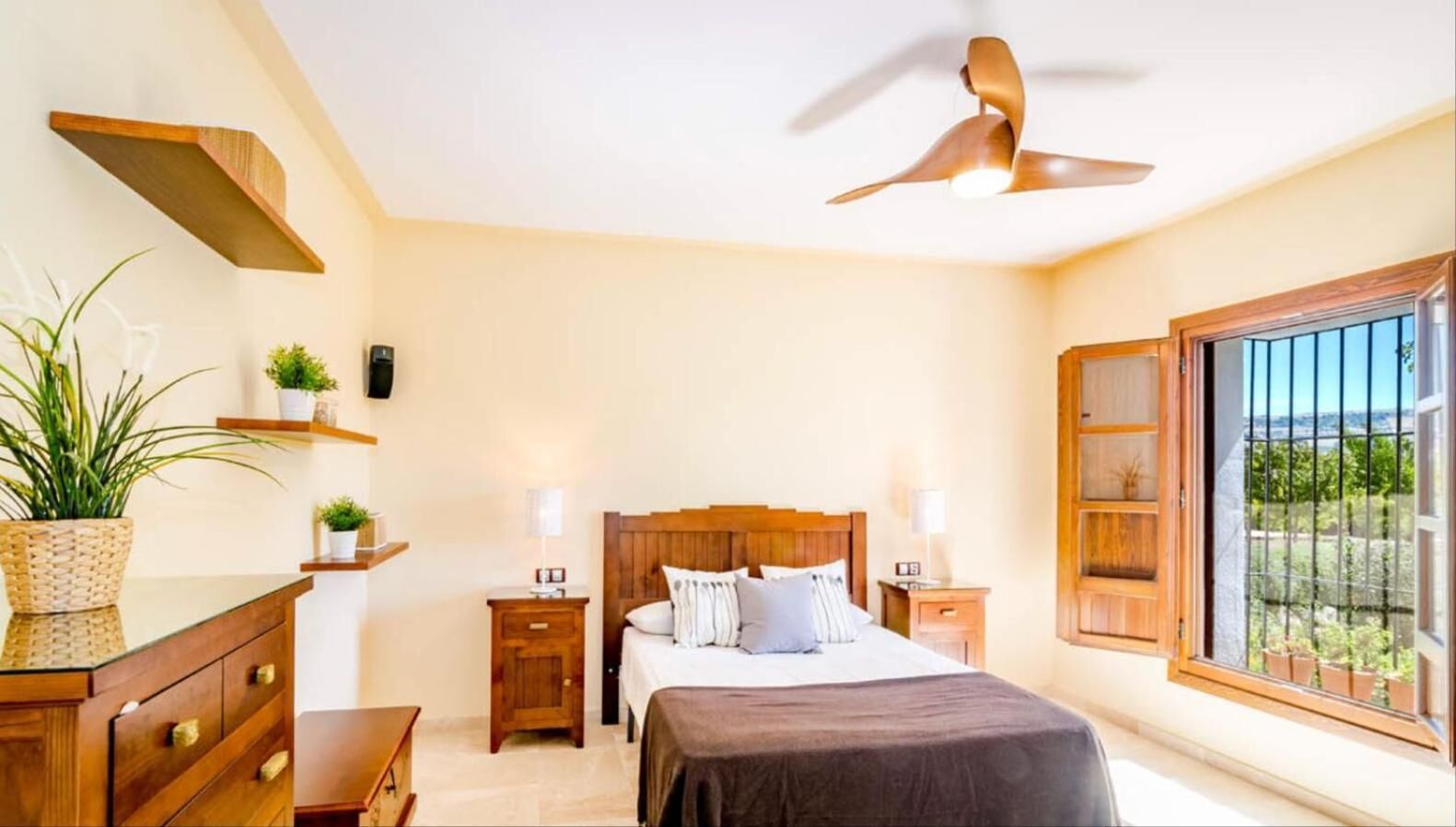 6 chambres, fer et planche à repasser, accès au Wi-Fi (inclus)