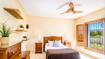 6 chambres, fer et planche à repasser, accès au Wi-Fi (inclus)