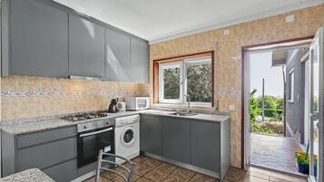 Refrigerador, microondas, horno, placa de cocina