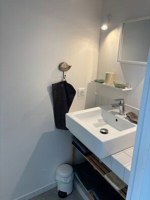 Shower, towels - Holiday Home 'La P’tite Maison' with Private Terrace, Garden & Wi-Fi (Le Minihic-sur-Rance)
