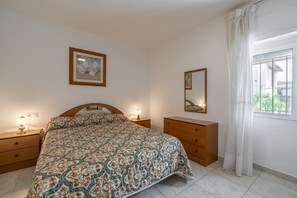 3 bedrooms, iron/ironing board, free WiFi, bed sheets - Holiday Home 'Teresa Deltebre' with Private Terrace, Wi-Fi and Air Conditioning (Deltebre)